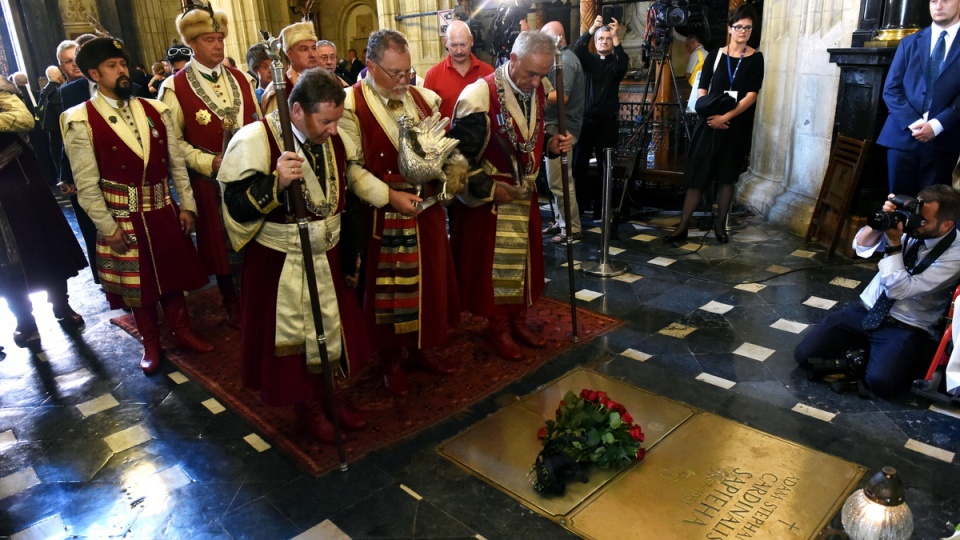 Były metropolita krakowski spoczął obok swego wielkiego poprzednika księcia kard. Adama Sapiehy w Katedrze na Wawelu. Fot. PAP/Jacek Bednarczyk