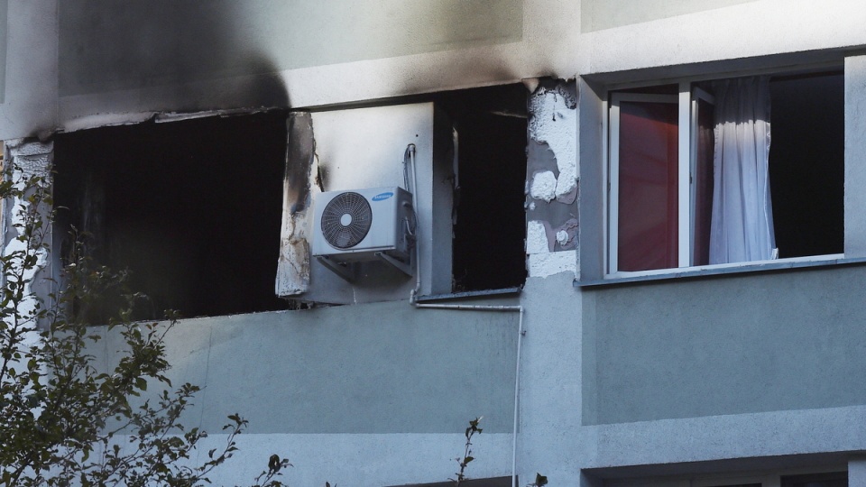 Zniszczenia w bloku mieszkalnym przy ul. Śliskiej 10 w Warszawie, 12 bm. Nad ranem, w lokalu na trzecim piętrze doszło do eksplozji i pożaru. Prawdopodobnie wybuchł gaz. Fot. PAP/Radek Pietruszka