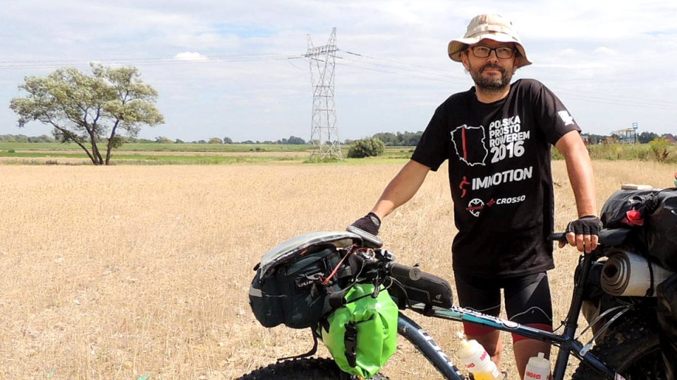 Podróżnika udało się odnaleźć pośrodku zbożowych pól w miejscowości Otorowo, blisko przeprawy przez Wisłę. Fot. Damian Klich