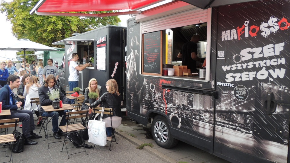 Burgery, dania z grilla, a nawet naleśniki z ciasta piernikowego - trwa 1. Toruński Zlot Food Trucków. Fot. Monika Kaczyńska