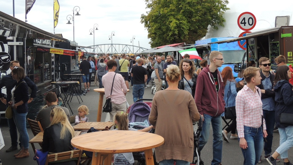 Burgery, dania z grilla, a nawet naleśniki z ciasta piernikowego - trwa 1. Toruński Zlot Food Trucków. Fot. Monika Kaczyńska