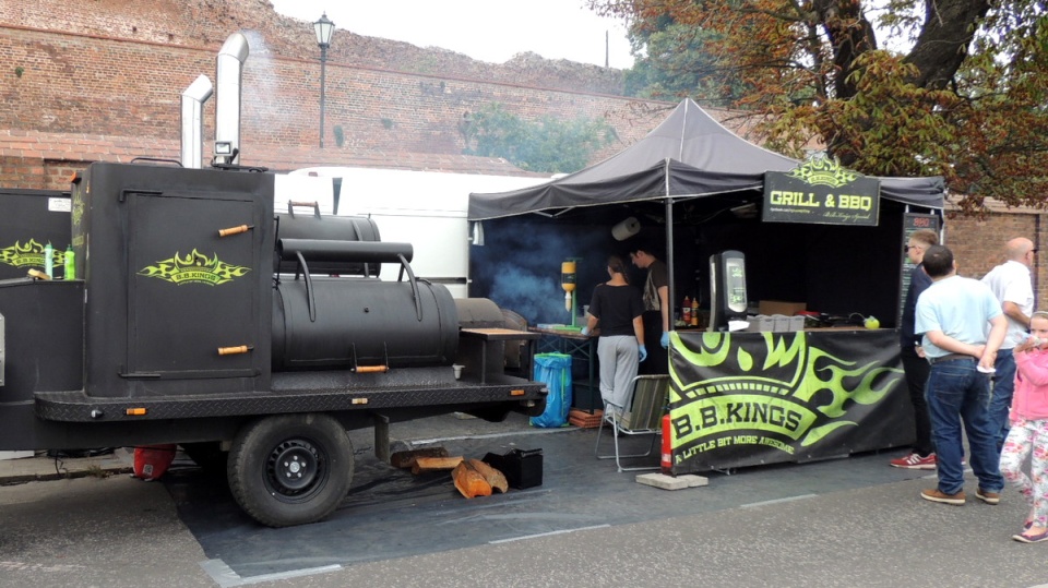 Burgery, dania z grilla, a nawet naleśniki z ciasta piernikowego - trwa 1. Toruński Zlot Food Trucków. Fot. Monika Kaczyńska