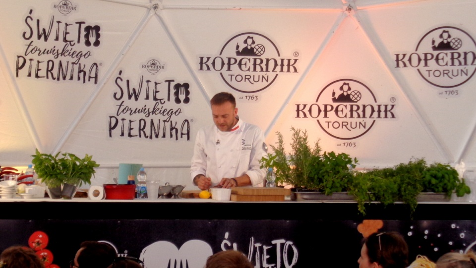 Piernik jest wdzięcznym składnikiem w kuchni - powiedział Mateusz Gessler prowadzący dzisiejsze pokazy kulinarne w Toruniu. Fot. Monika Kaczyńska