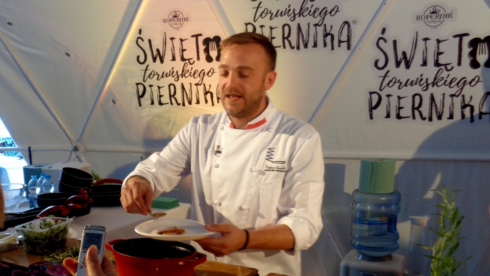 Piernik jest wdzięcznym składnikiem w kuchni - powiedział Mateusz Gessler prowadzący dzisiejsze pokazy kulinarne w Toruniu. Fot. Monika Kaczyńska