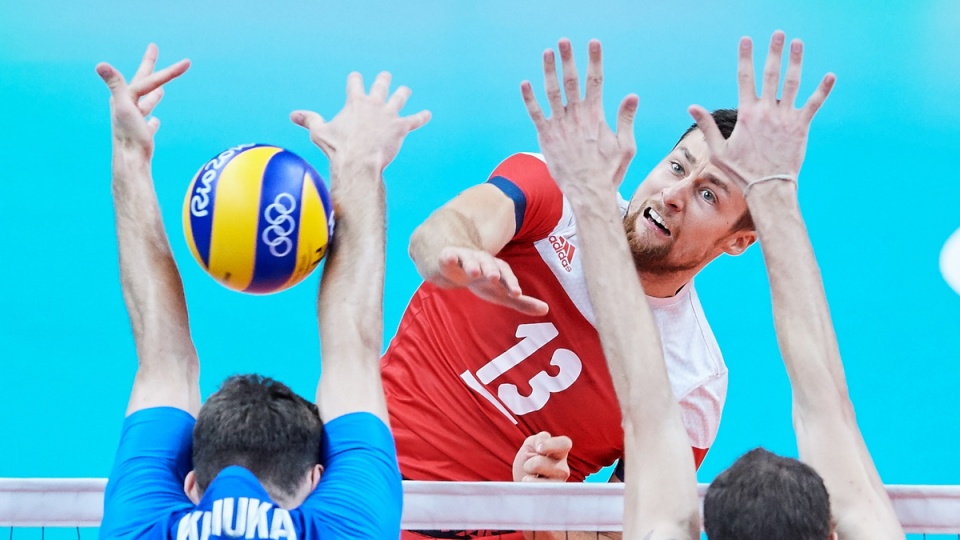 Michał Kubiak w akcji podczas meczu Polska - Rosja w grupie B turnieju siatkarskiego w Rio de Janeiro. Fot. PAP/Adam Warżawa