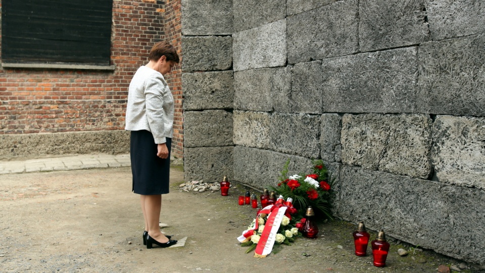 Premier Beata Szydło składa kwiaty pod Ścianą Straceń w byłym niemieckim obozie zagłady KL Auschwitz w Oświęcimiu, 14 bm., w 75. rocznicę męczeństwa św. Maksymiliana Marii Kolbego. Fot. PAP/Stanisław Rozpędzik