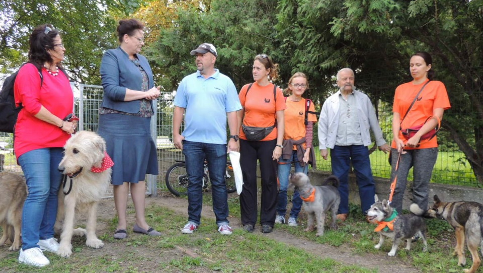 Od lewej: Izabela Szolginia, dyrektor bydgoskiego Schroniska dla zwierząt i Anna Mackiewicz - zastępca prezydenta Bydgoszczy. Fot. Damian Klich.