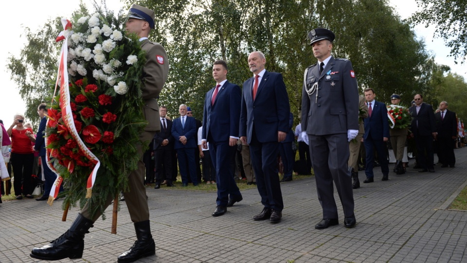 Minister obrony narodowej Antoni Macierewicz (2P), dowódca garnizonu Warszawa płk Robert Głąb (P) oraz szef gabinetu politycznego i rzecznik prasowy MON Bartłomiej Misiewicz (3P) składają kwiaty pod Krzyżem Pamięci ks. Ignacego Skorupki w podwarszawskim Ossowie. Fot. PAP/Jacek Turczyk