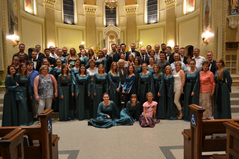 Po koncercie w SS. Cyril & Methodius Parish, Lemont, IL chórzyści wraz z rodzinami polskimi, które gościły ich w Lemont Fot. Chóru