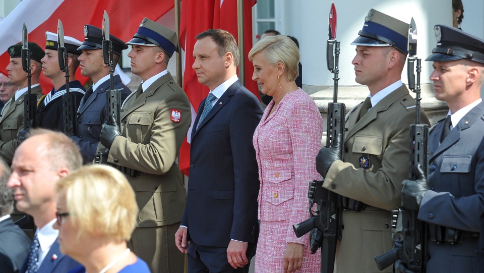 Prezydent Andrzej Duda (centrum L) oraz żona prezydenta Agata Kornhauser-Duda (centrum P) podczas uroczystości. Uroczystość wręczenia nominacji generalskich i odznaczeń państwowych odbyła się na dziedzińcu Belwederu w Warszawie. Fot. PAP/Marcin Obara