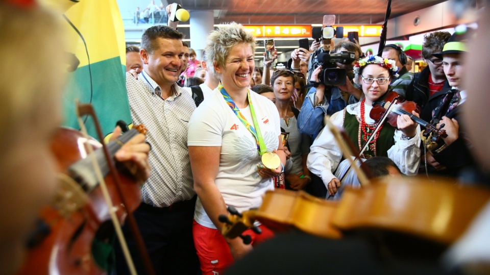 Mistrzyni olimpijska Anita Włodarczyk podczas powitania na warszawskim lotnisku. Fot. PAP/Leszek Szymański