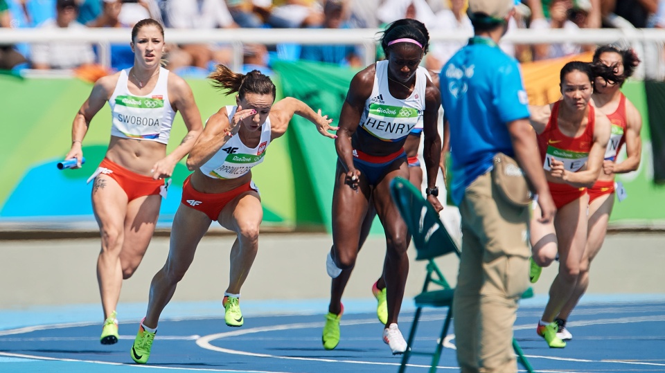 Polki Marika Popowicz-Drapała i Ewa Swoboda (L) podczas eliminacyjnego biegu sztafetowego 4 x 100 metrów. Fot. PAP/Adam Warżawa