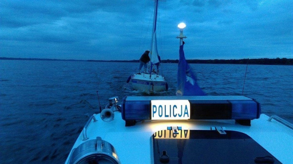 Szczęśliwie zakończyła się przygoda trójki żeglarzy, którzy dryfowali łodzią z zepsutym silnikiem po Wiśle. Fot. KMP Włocławek