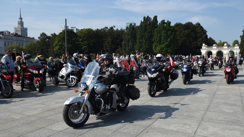 Motocykliści z Polski oraz z zagranicy wyruszyli sprzed Grobu Nieznanego Żołnierza w Warszawie w XVI Międzynarodowym Rajdzie Katyńskimi. Fot. PAP/Radek Pietruszka