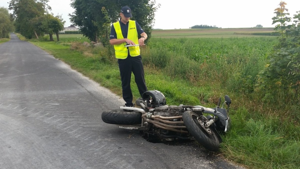 Mieszkaniec powiatu radziejowskiego zakończył swoją jazdę na motocyklu upadkiem. Z obrażeniami ciała trafił do szpitala. Okazało się, że był pijany. Fot. Policja