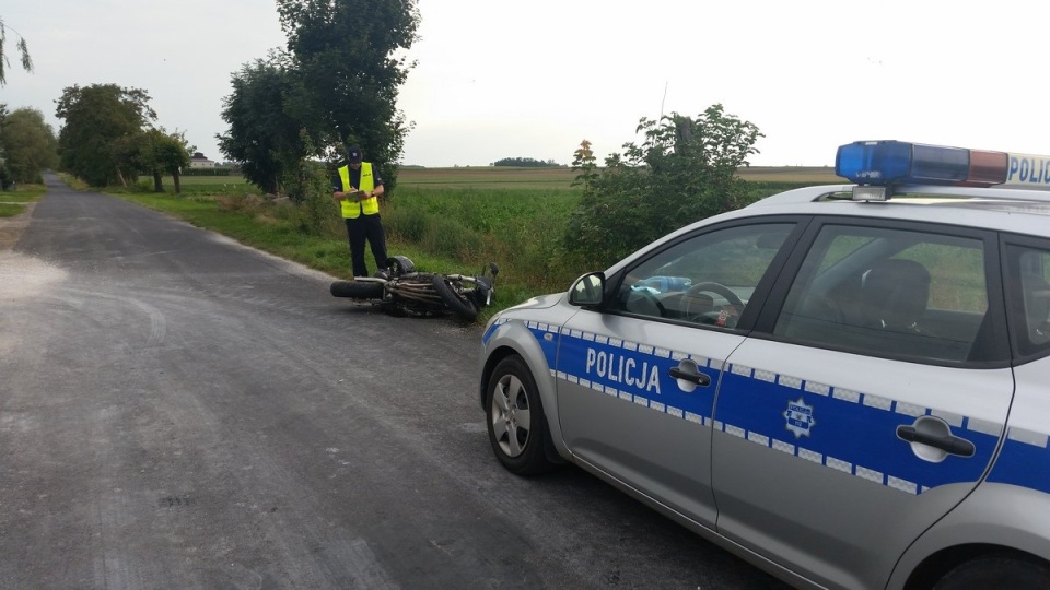 Mieszkaniec powiatu radziejowskiego zakończył swoją jazdę na motocyklu upadkiem. Z obrażeniami ciała trafił do szpitala. Okazało się, że był pijany. Fot. Policja