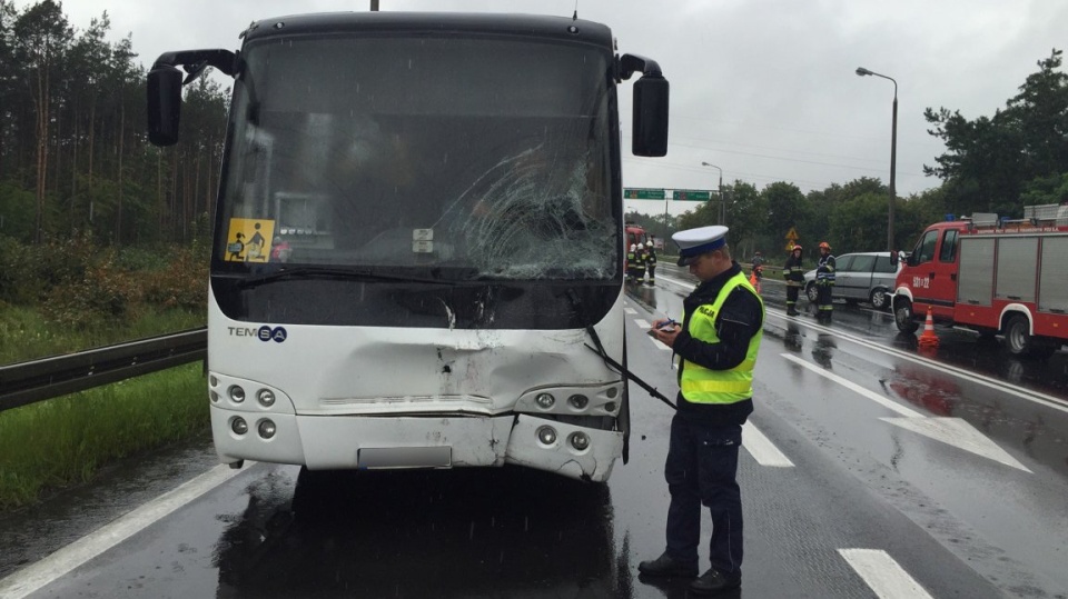 Na drodze krajowej nr 91 koło Świecia autokar zderzył się z samochodem osobowym. Fot. Komenda Powiatowa Policji w Świeciu