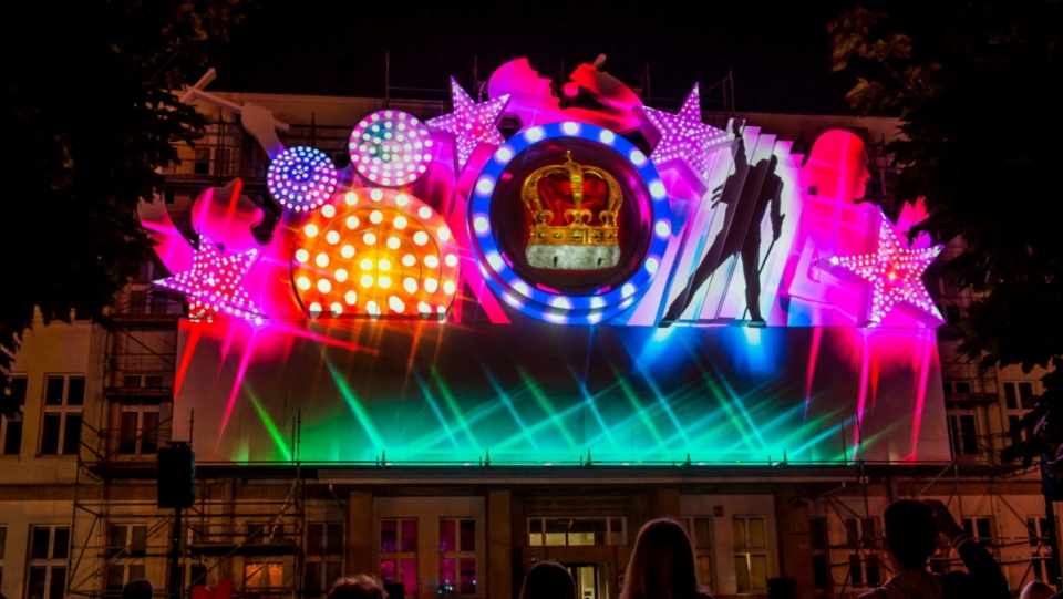 Projekcja "You Rock The World" portugalskiego zespołu Ocubo na budynku urzędu marszałkowskiego w Toruniu. Festiwal potrwa do niedzieli, 28 sierpnia. PAP/Tytus Żmijewski