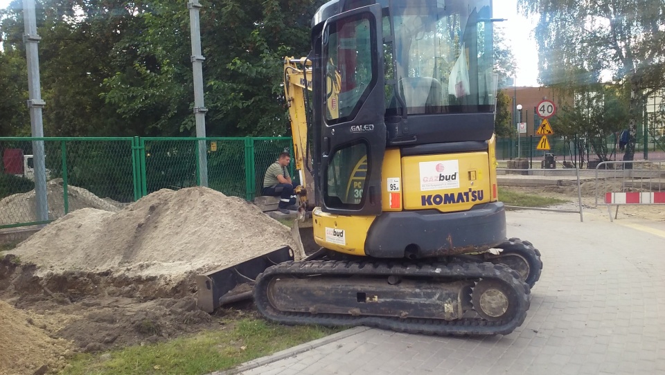 Ulica Gajowa na bydgoskich Bartodziejach, której fragment zamknięto z uwagi na uszkodzenie wodociągu, pozostanie nieprzejezdna maksymalnie do końca miesiąca. Fot. Kamila Zroślak