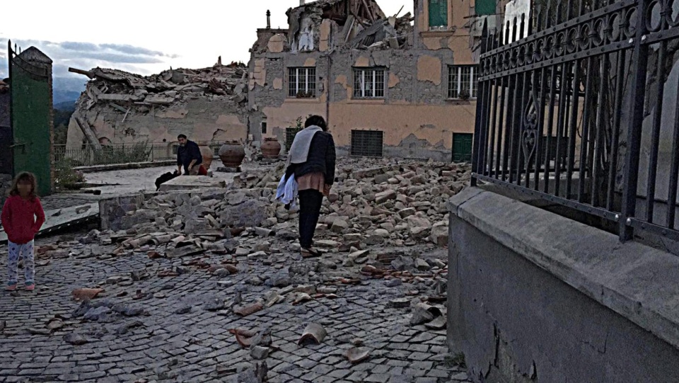 Trzęsienie ziemi nastąpiło o godz. 3.36; ognisko wstrząsów zlokalizowano w odległości ok. 80 km na południowy wschód od miasta Perugia, na niewielkiej głębokości 10 km - poinformował amerykański ośrodek sejsmologiczny, USGS. Fot. PAP/EPA