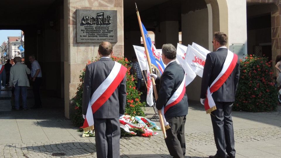 Po uroczystej mszy w kościele pod wezwaniem Najświętszej Maryi Panny złożono kwiaty pod tablicą poświęconą ludziom Solidarności. Fot. Błażej Nagiecki