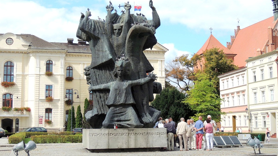 Radni PiS i przedstawiciele organizacji prawicowych domagają się powtórzenia konsultacji społecznych. Fot. Tatiana Adonis