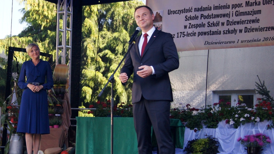 Są różni patroni szkół, ale rzadko się zdarza, by parton szkoły był wcześniej jej uczniem - mówił prezydent Andrzej Duda podczas uroczystości nadania imienia ppor. Marka Uleryka szkołom w Dziewierzewie k. Kcyni. Fot. Henryk Żyłkowski