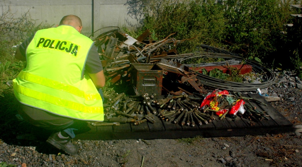 Zatrzymani mężczyźni rozkradali elementy wyposażenia sieci trakcji kolejowej. Fot. KWP w Bydgoszczy