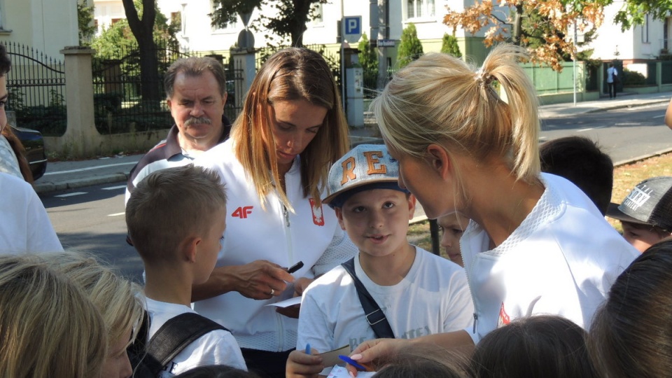 Bydgoskie wioślarki wśród najmłodszych fanów. Fot. Damian Klich