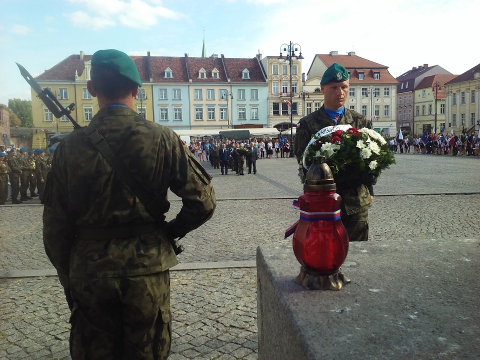 Uroczystość odbyła się przed Pomnikiem Walki i Męczeństwa Ziemi Bydgoskiej na Starym Rynku. Fot. Kamila Zroślak