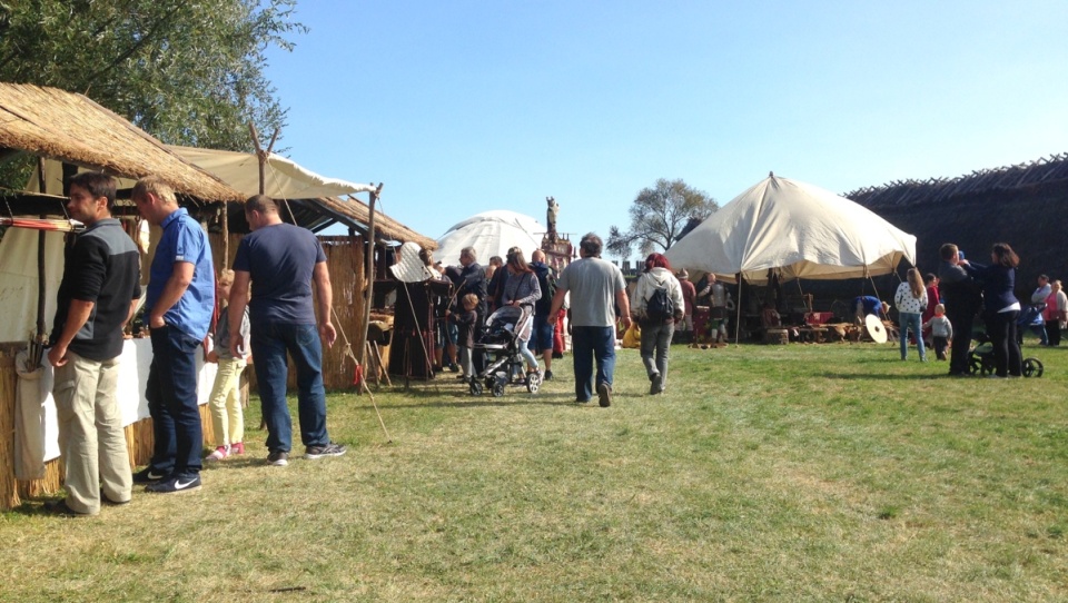 Festyn Archeologiczny w Biskupinie jak zwykle przyciąga zainteresowanych, pogoda sprzyja. Fot. Tomasz Kaźmierski