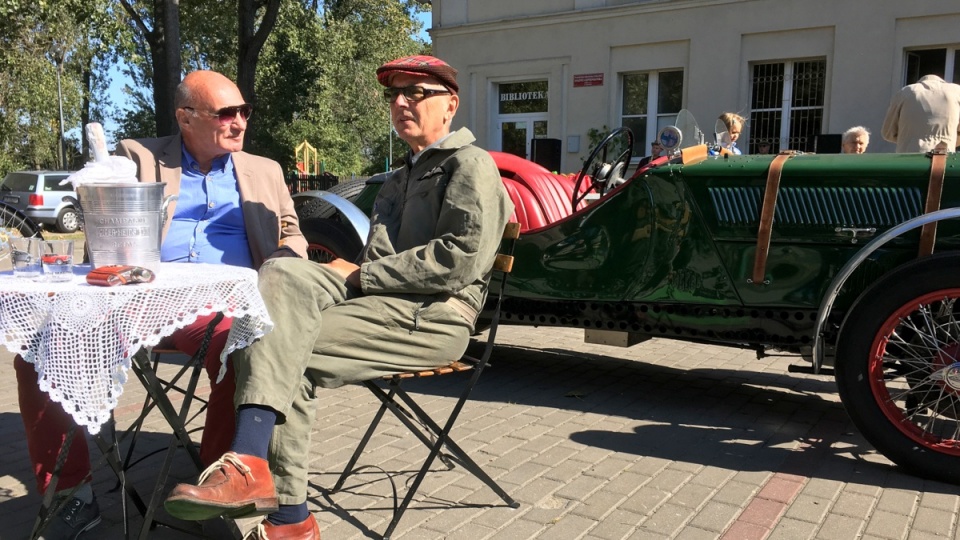 Na pikniku zorganizowanym przy ul. Poznańskiej 52 w Toruniu, zobaczyć można m.in. zabytkowe auta. Fot. Piotr Michalczewski