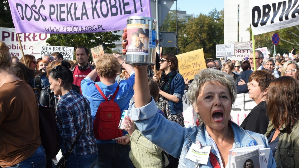 Przed Sejmem demonstrowali przeciwnicy zaostrzania przepisów antyaborcyjnych. Fot. PAP/Radek Pietruszka
