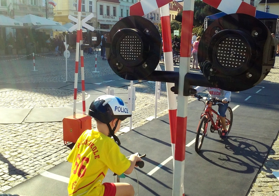 Na bydgoskim Starym Rynku stanęły m.in. miasteczko ruchu drogowego i kolejka wąskotorowa dla najmłodszych, samochód hybrydowy i nietypowe rowery. Fot. Kamila Zroślak