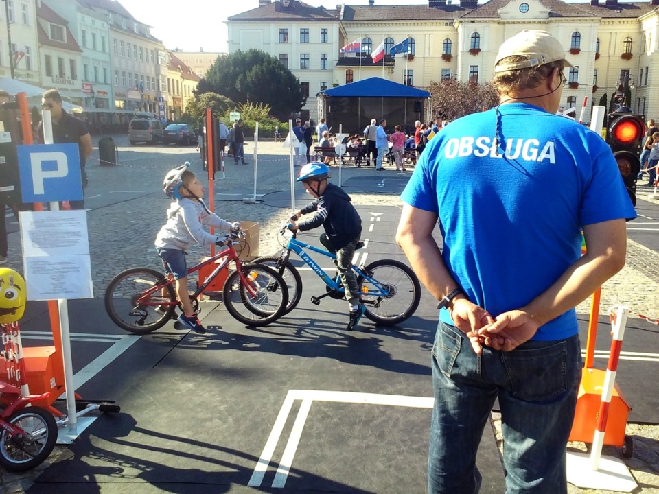 Na bydgoskim Starym Rynku stanęły m.in. miasteczko ruchu drogowego i kolejka wąskotorowa dla najmłodszych, samochód hybrydowy i nietypowe rowery. Fot. Kamila Zroślak