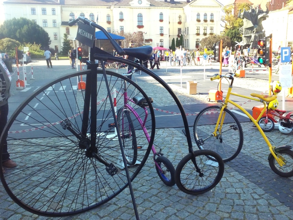 Na bydgoskim Starym Rynku stanęły m.in. miasteczko ruchu drogowego i kolejka wąskotorowa dla najmłodszych, samochód hybrydowy i nietypowe rowery. Fot. Kamila Zroślak