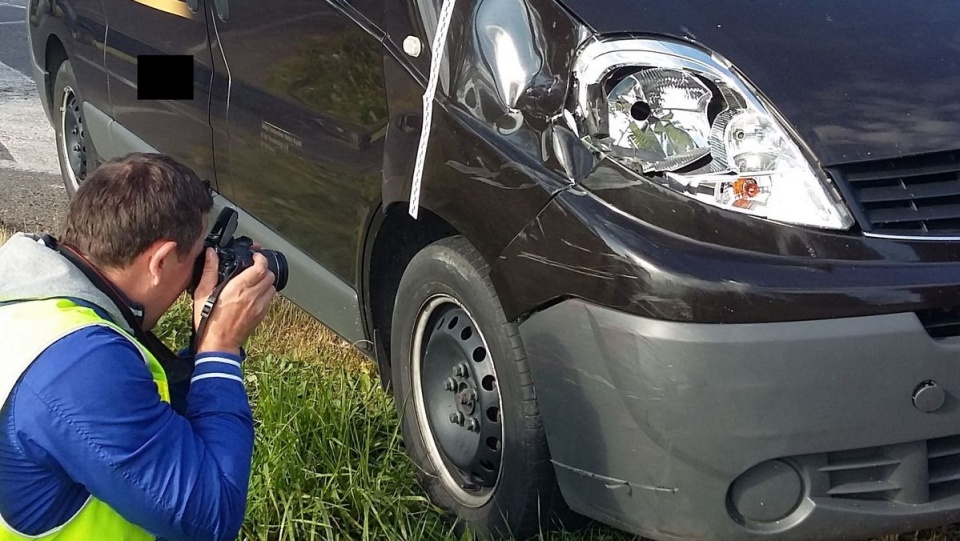 Golubsko-dobrzyńscy policjanci pod nadzorem prokuratora wyjaśniają przyczyny tragicznego wypadku w Szychowie. Fot. KPP w Golubiu-Dobrzyniu