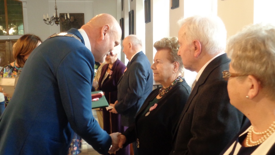 Medale wręczył i gratulacje złożył Jubilatom prezydent Torunia, Michał Zaleski. Fot. Monika Kaczyńska