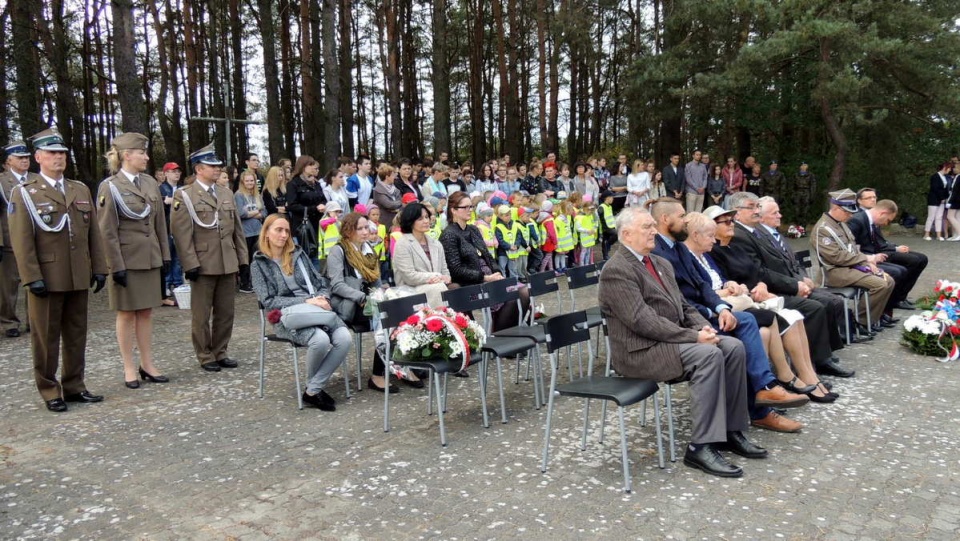 Były salwy honorowe, przemówienia, wspólna modlitwa. Fot. Damian Klich