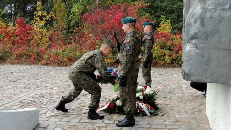 Były salwy honorowe, przemówienia, wspólna modlitwa. Fot. Damian Klich