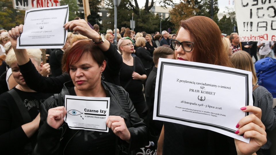 Manifestacja zorganizowana przez inicjatywę "Ratujmy kobiety", 1 października przed Sejmem. Fot. PAP/Paweł Supernak