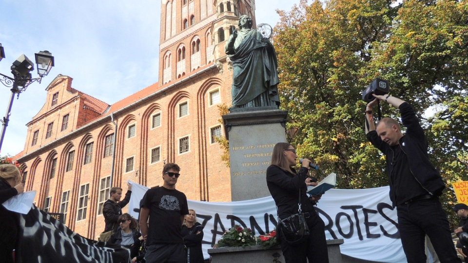 W czasie toruńskiej manifestacji na Rynku Staromiejskim, pod pomnikiem Mikołaja Kopernika doszło do dwóch incydentów. Fot. Michał Zaręba