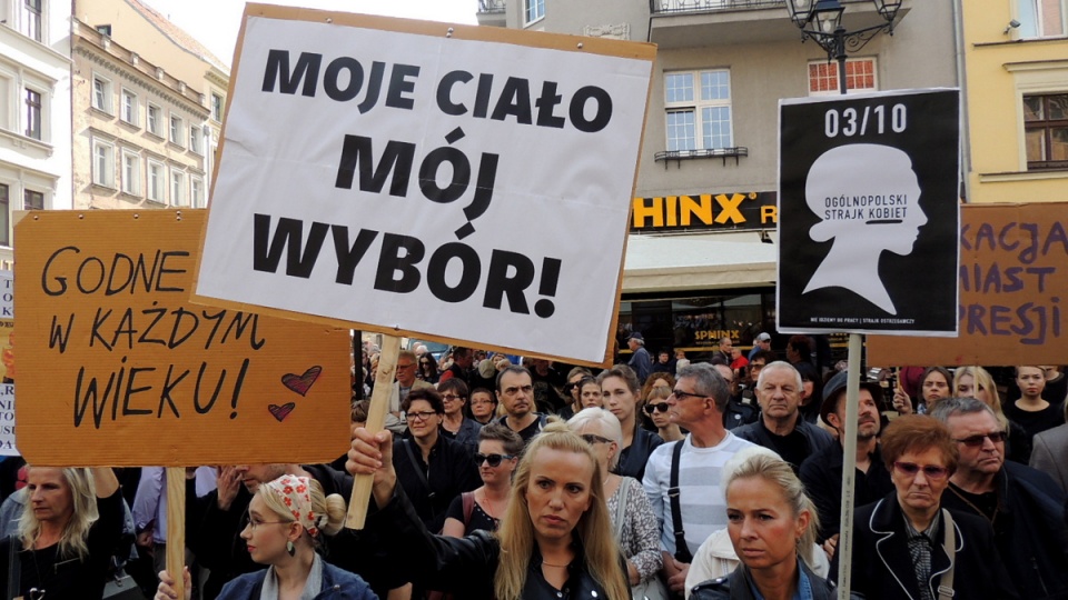 Kilkuset mieszkańców Torunia wzięło dzisiaj udział w proteście wobec planów zaostrzenia ustawy antyaborcyjnej. Fot. Michał Zaręba