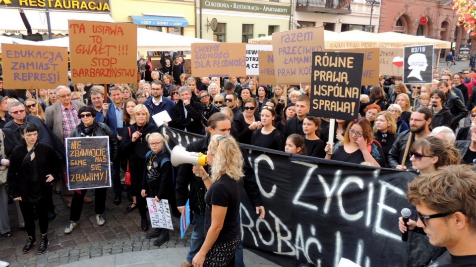 Kilkuset mieszkańców Torunia wzięło dzisiaj udział w proteście wobec planów zaostrzenia ustawy antyaborcyjnej. Fot. Michał Zaręba