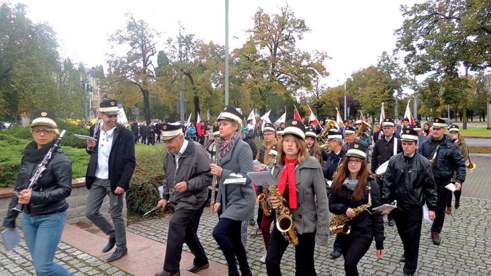 Pod pomnikiem św.Jana Pawła II w Toruniu, odbyła się uroczystość, podczas której zostały złożone kwiaty i zapalone znicze. Fot. Monika Kaczyńska