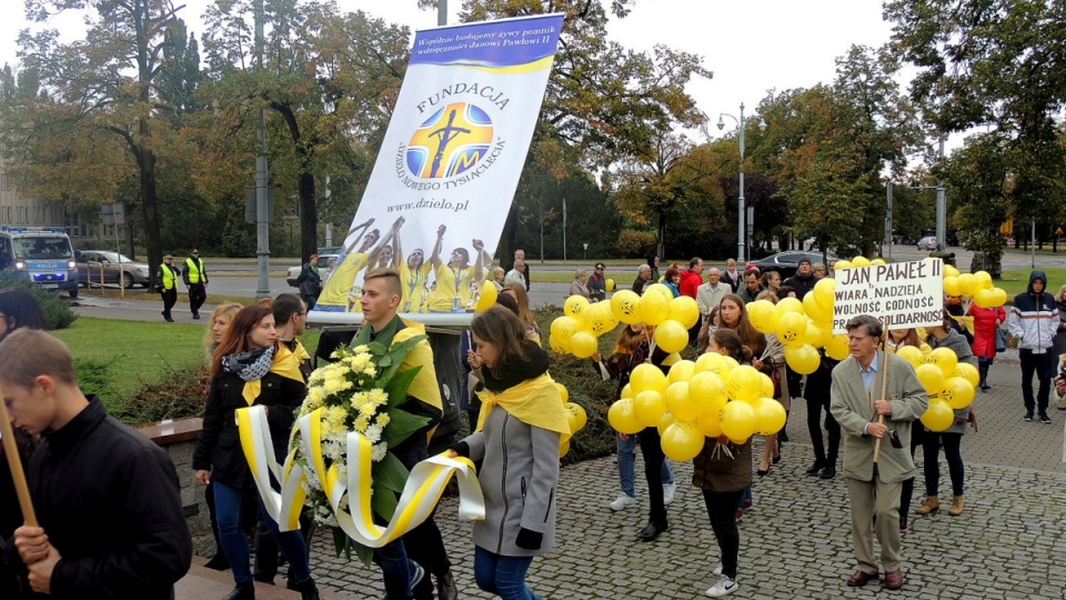 Pod pomnikiem św.Jana Pawła II w Toruniu, odbyła się uroczystość, podczas której zostały złożone kwiaty i zapalone znicze. Fot. Monika Kaczyńska