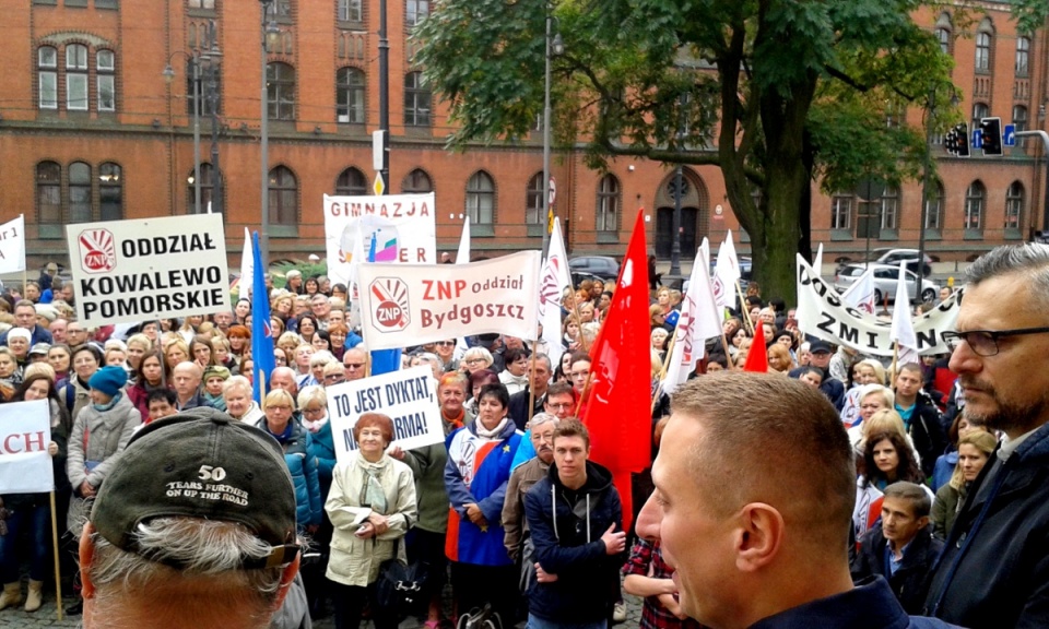 Nauczyciele, rodzice, działacze społeczni - kilkaset osób protestowało przed Urzędem Wojewódzkim w Bydgoszczy. Fot. Monika Siwak-Waloszewska