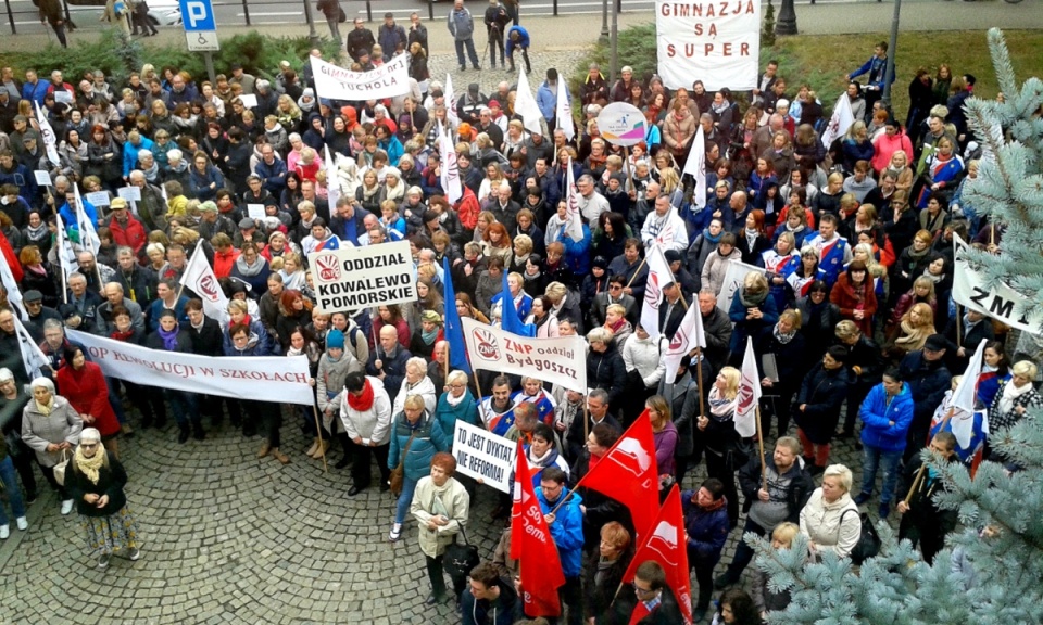 Nauczyciele, rodzice, działacze społeczni - kilkaset osób protestowało przed Urzędem Wojewódzkim w Bydgoszczy. Fot. Monika Siwak-Waloszewska