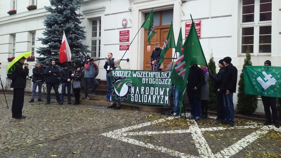 W manifestacji, która odbyła się pod Urzędem Wojewódzkim wzięło udział kilkanaście osób. Fot. Kamila Zroślak