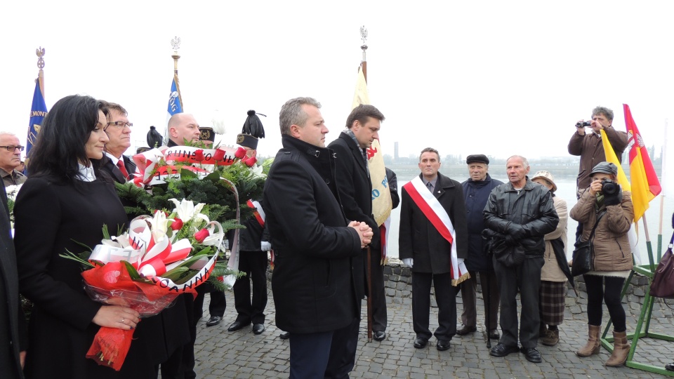 Modlitewne spotkanie odbyło się na zaporze włocławskiej - w miejscu, gdzie zabójcy wrzucili do rzeki ciało zamordowanego kapłana. Fot. Marek Ledwosiński